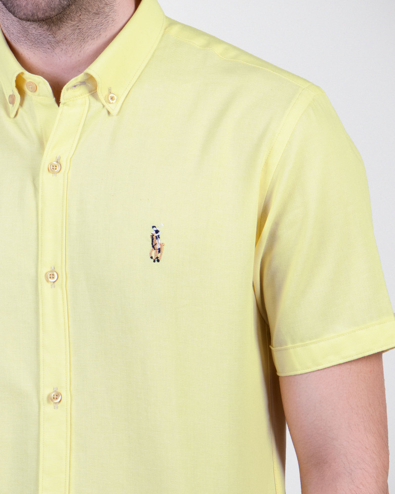 پیراهن آستین کوتاه ساده لیمویی با یقه معمولی با لوگوی روی سینه 182221006